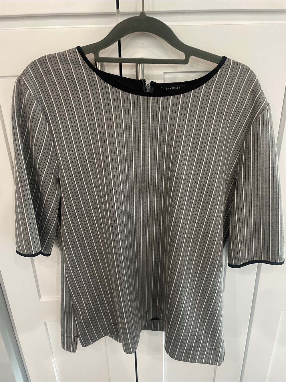 Ann Taylor black and white Striped Textured Short Sleeve Zip on back